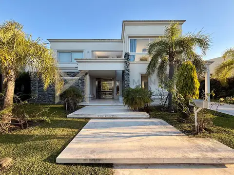 Casa en Alquiler con 1 cochera