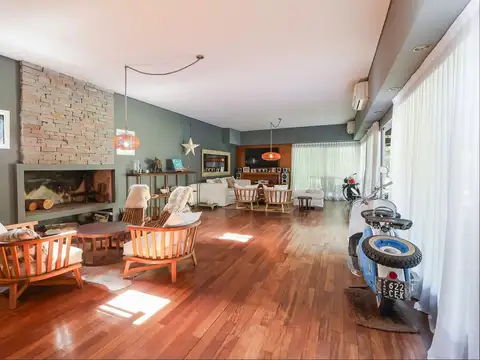 Casa en Venta con 2 cocheras