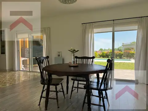 Casa 4 ambientes con 2 baños