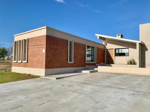 Casa en Venta con 2 cocheras
