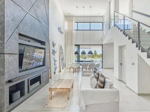 Hermosa Casa a laguna en venta en el Canton Norte