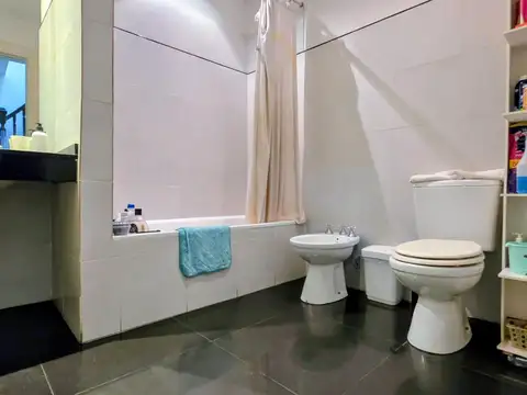 Casa en Alquiler con 2 cocheras