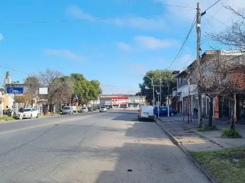 Casa 8 ambientes con 2 baños