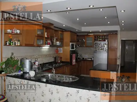 Excelente Casa Minimalista 5 Amb c/ 2 Garage y Pileta Climatizada - S.Justo (Ctro)