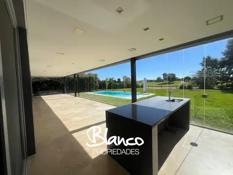 Casa en Alquiler con 2 cocheras