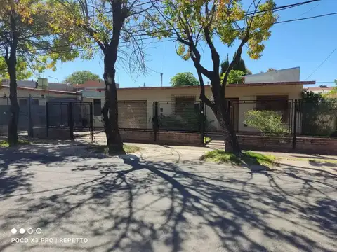 CASA DE 2 DORMITORIOS,JARDIN Y COCHERA , MUY BUENAS CONDICIONES, CON COMODIN.