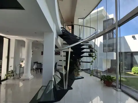 Casa 9 ambientes con 3 baños