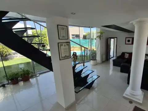 Casa en Venta con 2 cocheras