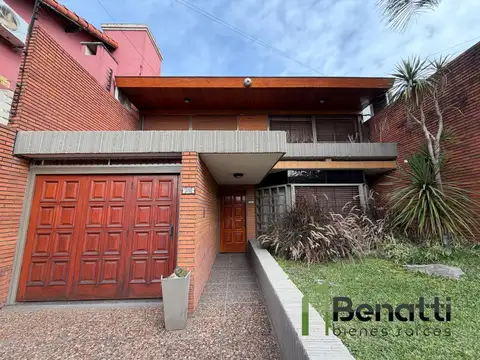 Casa 4 ambientes en venta con jardín, pileta y garaje auto.