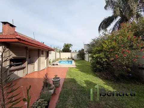 Casa 4 ambientes en venta con jardín, pileta y garaje auto.