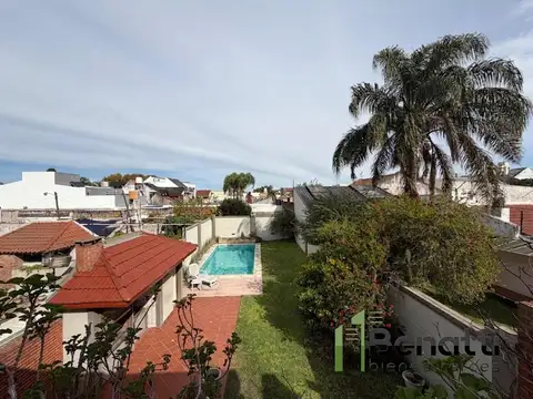 Casa 4 ambientes en venta con jardín, pileta y garaje auto.