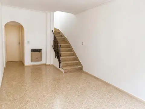 ALQUILER PH TIPO CASA VILLA SARMIENTO 3 AMBIENTES FRENTE COCHERA Y PATIO