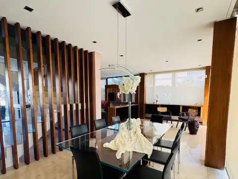 Casa en Venta con 6 cocheras