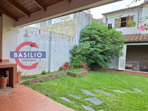 VENTA AMPLIA CASA DE 7 AMBIENTES CON JARDÍN, QUINCHO Y COCHERA – OLIVOS