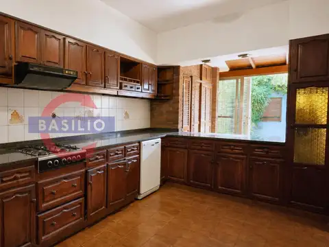 VENTA AMPLIA CASA DE 7 AMBIENTES CON JARDÍN, QUINCHO Y COCHERA – OLIVOS