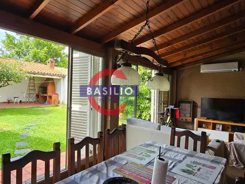 VENTA AMPLIA CASA DE 7 AMBIENTES CON JARDÍN, QUINCHO Y COCHERA – OLIVOS