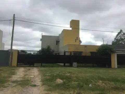 Casa en venta - 3 dormitorios 3 baños - Cocheras - 300 mts2 - Los Hornos