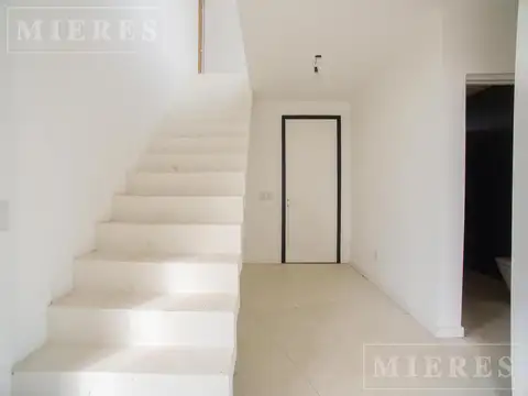 Casa en Alquiler con 2 cocheras