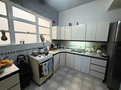 Excelente ubicación - 5 amb c/dependencia - 2 balcones