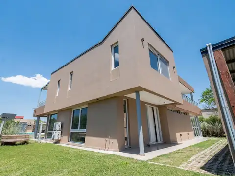 Casa en Venta con 4 cocheras