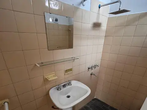 Departamento Tipo Casa en Alquiler. 2 ambientes con patio