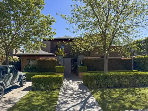 Casa de 4 dormitorios en venta sobre la laguna en Santa Barbara