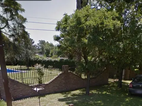 CASA A RECICLAR LIMITE FUNES CON ROLDAN CON PILETA GRANDE Y ARBOLEDA