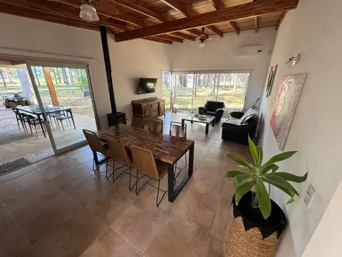 Casa 4 ambientes con 2 baños