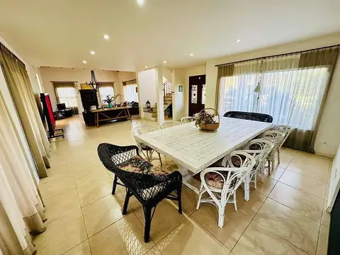 Casa 5 ambientes con 3 baños