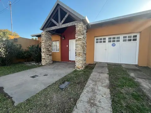 VENTA CASA 2 DORM. Y PILETA - BARRIO UNIDOS