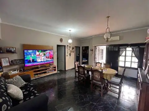 CASA MULTIFAMILIAR - 5 AMBIENTES -