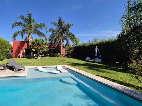 Casa 2 habitaciones y servicio, jardin pileta en Country Las Liebres
