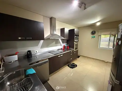 Casa 9 ambientes con 4 baños