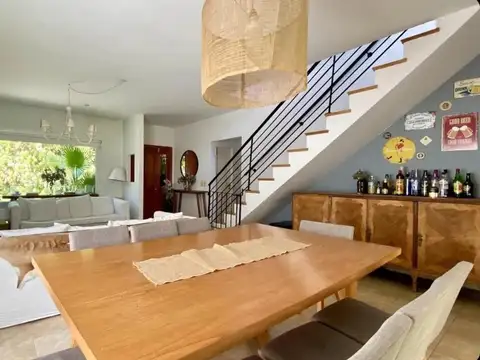 Casa en Venta con 2 cocheras