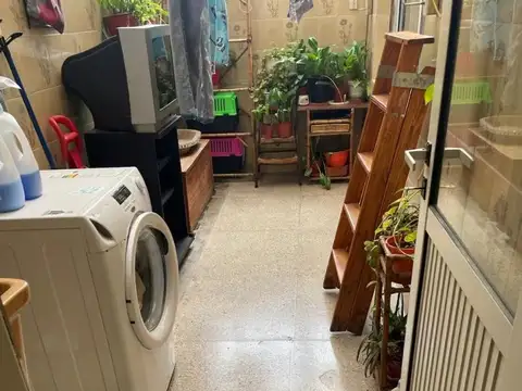 tres ambientes con patio cubierto amoblado