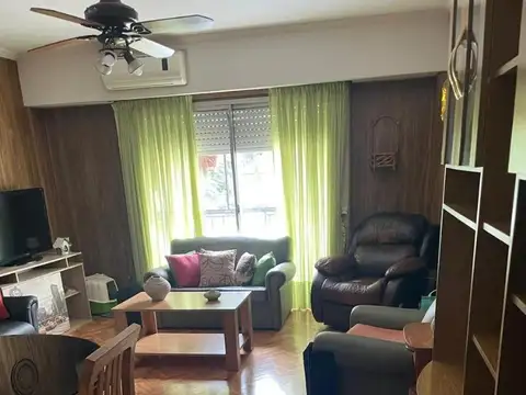tres ambientes con patio cubierto amoblado