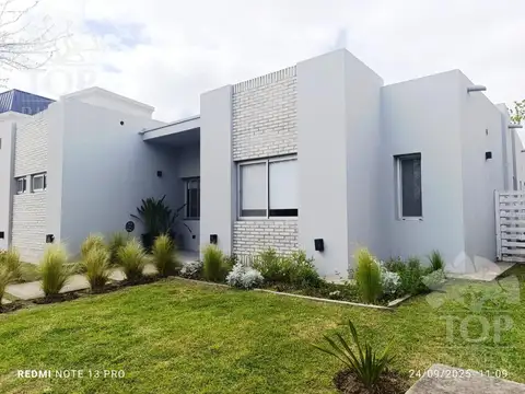 CASA EN VENTA CON ESPEJO DE AGUA