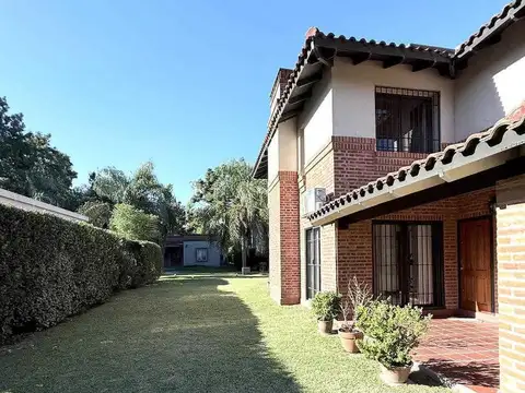Casa en Venta con 3 cocheras