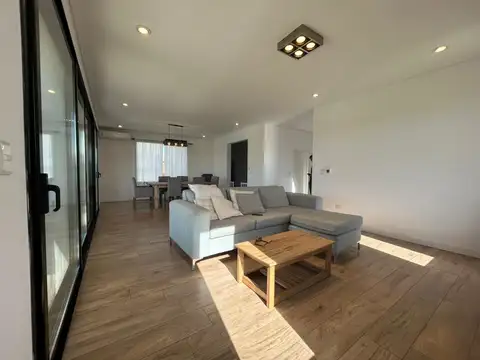 Casa en Alquiler con 6 cocheras
