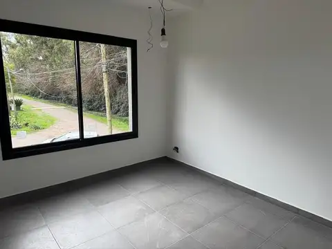 Casa en venta Montecarlo Pilar. Balcon con parrilla.