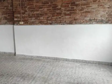 HERMOSO LOCAL CON DEPOSITO Y BAÑO- FRENTE A COLEGIO-
