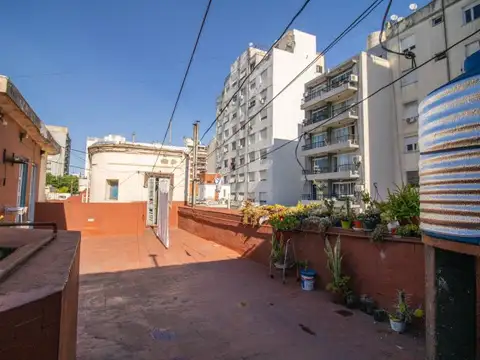 Casa de 2 entradas - PB, 1ero y 2do piso - Patios y Terraza - 505m² - Congreso - Pensión/Hotel...