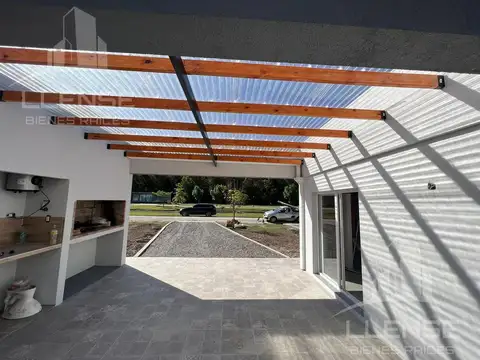 Casa en Alquiler con 2 cocheras