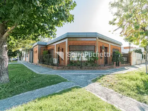 Venta casa 4 ambientes con patio, parrila y cochera en Villa Luzuriaga.