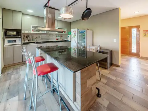 Casa 6 ambientes con 2 baños