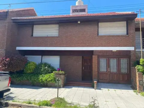 Casa en venta - 5 Dormitorios 4 Baños - Mar del Plata