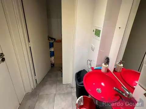 Oficina 2 ambientes con 4 baños