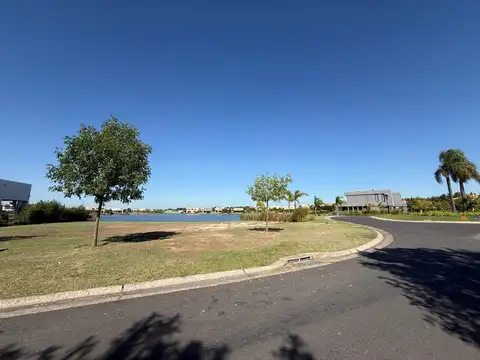 Lote a la laguna 1090 m² en San Gabriel Villanueva