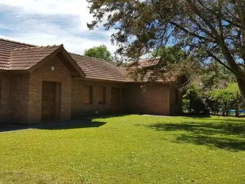 Casa en venta - 3 Dormitorios 3 Baños - 1.251Mts2 - Chivilcoy