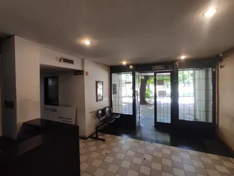 Oficina 12 ambientes con 2 baños